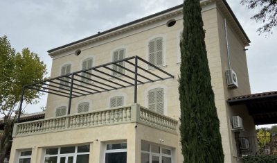 Ravalement de façade pour une maison individuelle par peintre façadier à Draguignan 