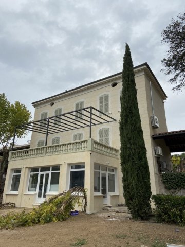 Ravalement de façade pour une maison individuelle par peintre façadier à Draguignan 