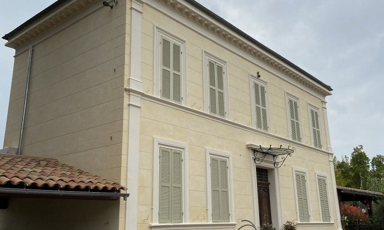 Ravalement de façade pour une maison individuelle par peintre façadier à Draguignan 